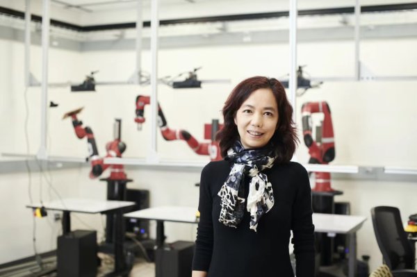 配资在线配资炒股 美国三院院士李飞飞：母亲的坚持让她走上AI教母逆袭路